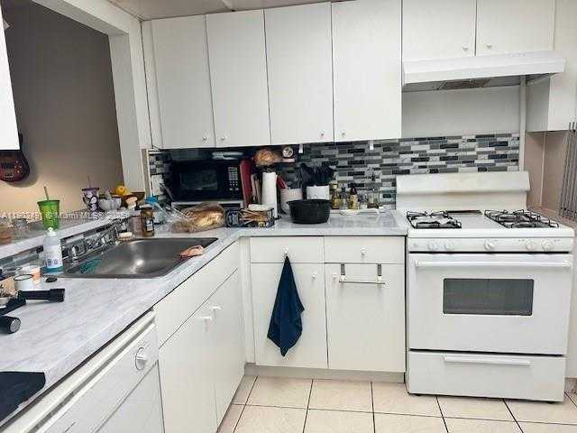 Small Image of 17911 NORTH WEST 68TH AVE #P, Hialeah Number 4