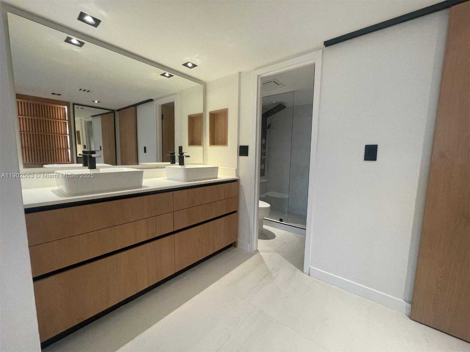 Small Image of 100 BAYVIEW DR #1901, Sunny Isles Beach Number 13