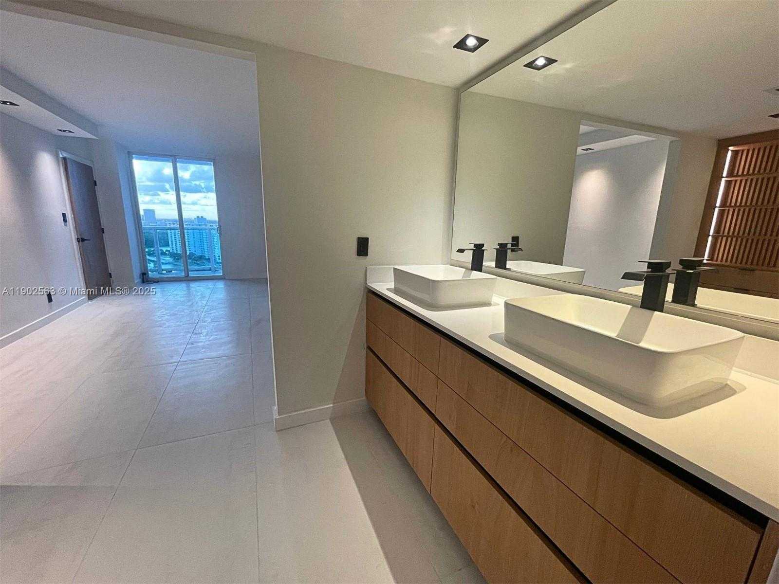 Small Image of 100 BAYVIEW DR #1901, Sunny Isles Beach Number 14