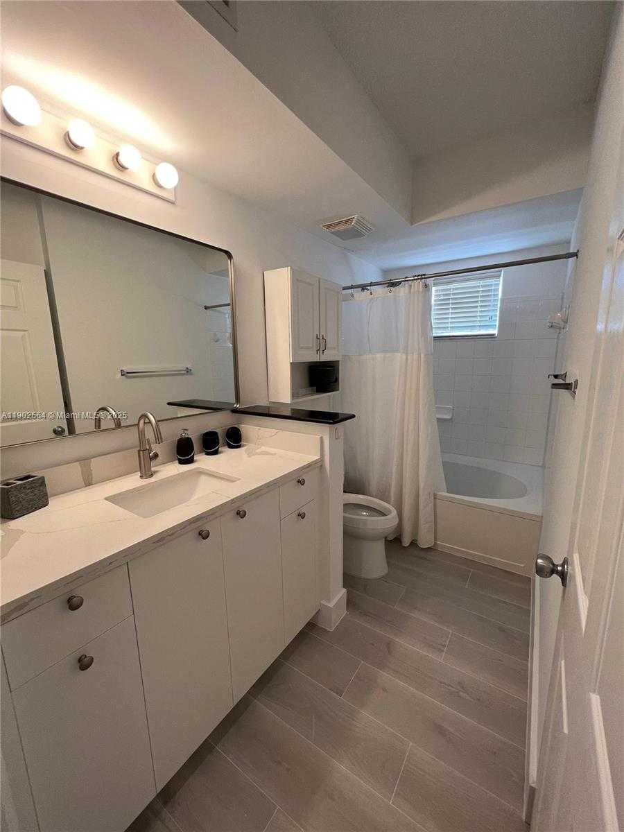 Small Image of 17100 NORTH BAY RD #1415, Sunny Isles Beach Number 11