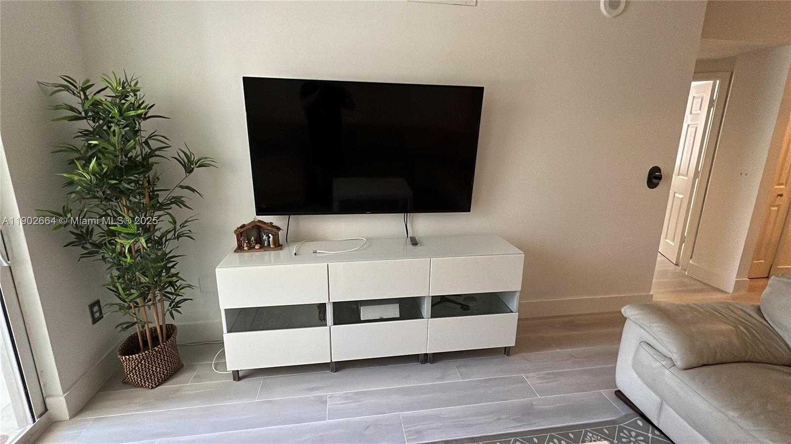 Small Image of 17100 NORTH BAY RD #1415, Sunny Isles Beach Number 4