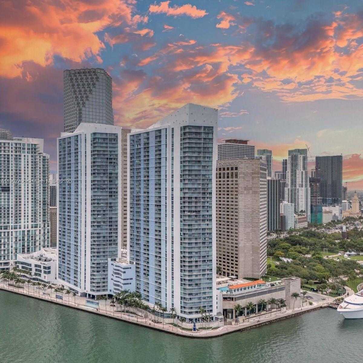 Small Image of 335 Biscayne Blvd, Miami, FL 33132, USA Number 1