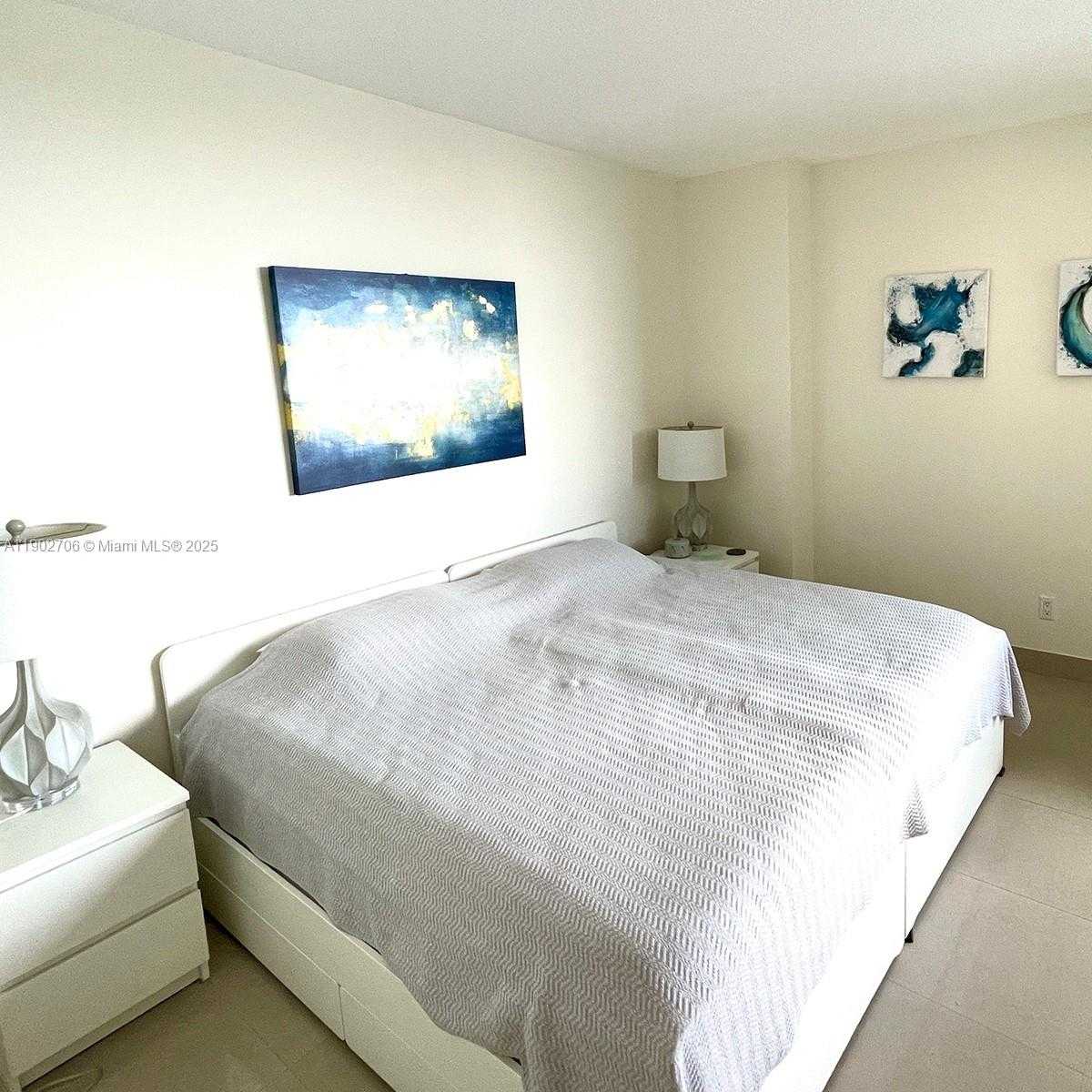 Small Image of 335 Biscayne Blvd, Miami, FL 33132, USA Number 18