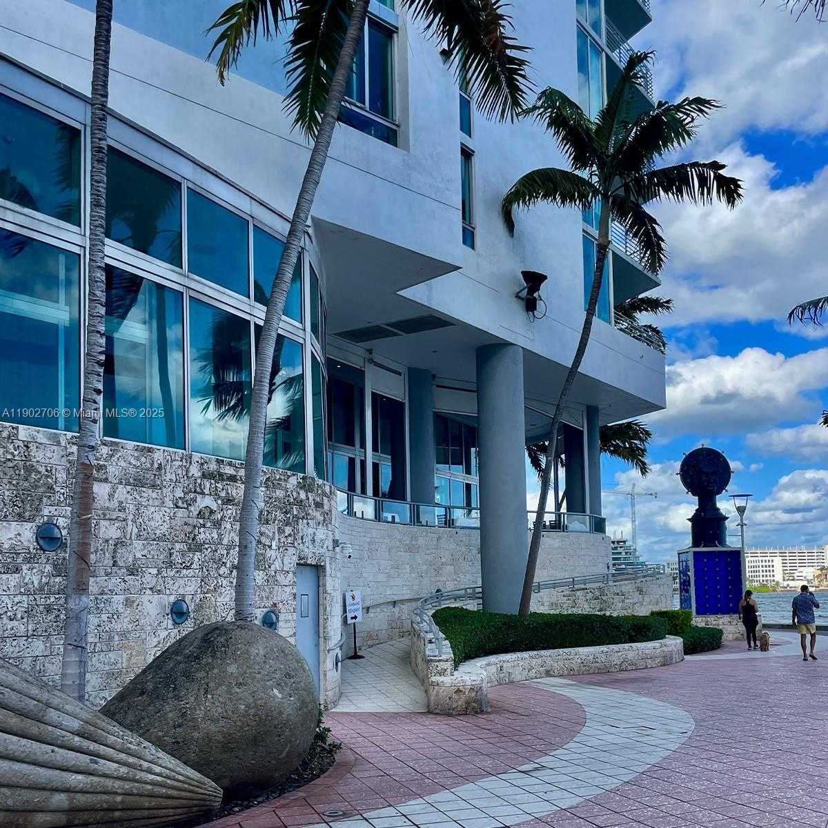 Small Image of 335 Biscayne Blvd, Miami, FL 33132, USA Number 2