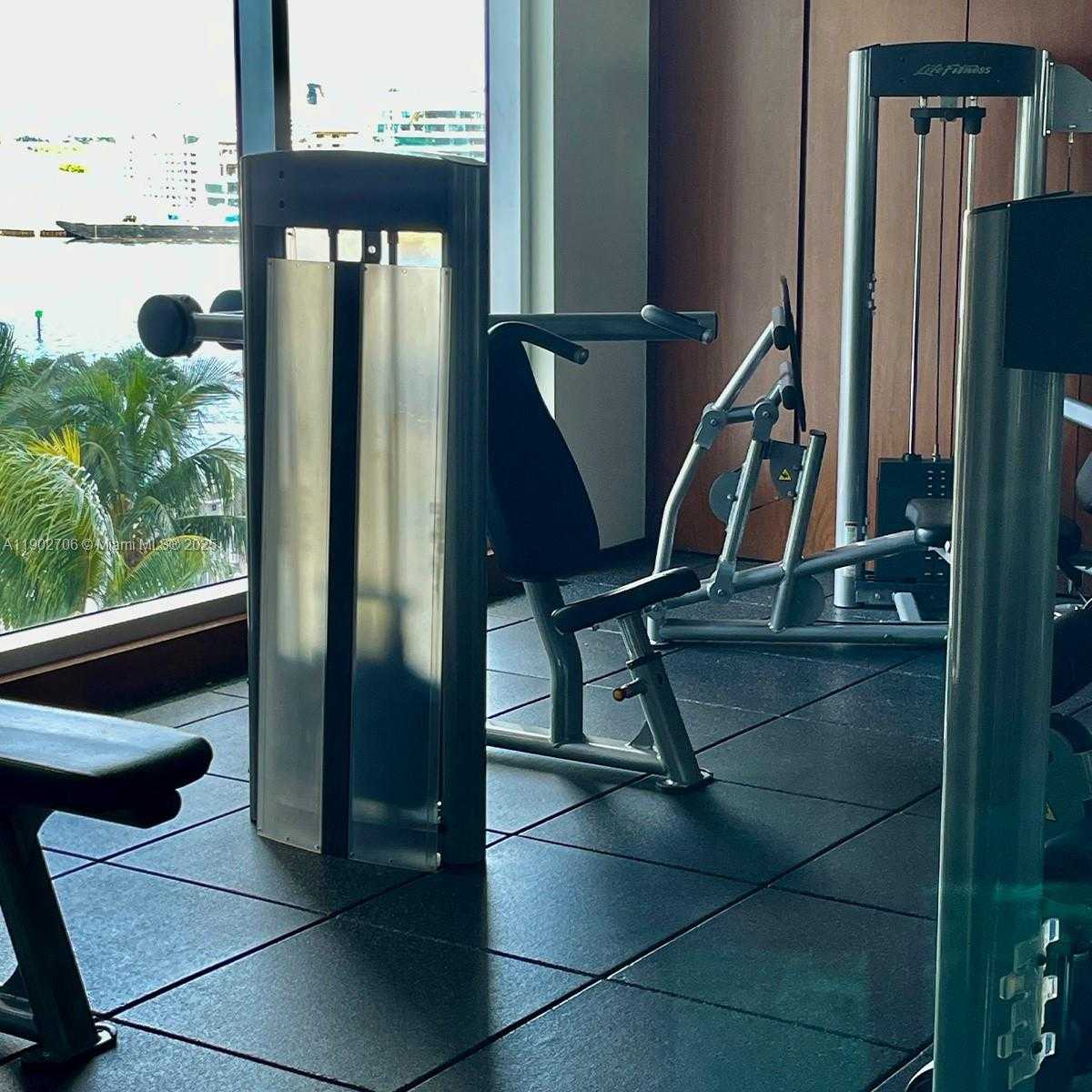 Small Image of 335 Biscayne Blvd, Miami, FL 33132, USA Number 3