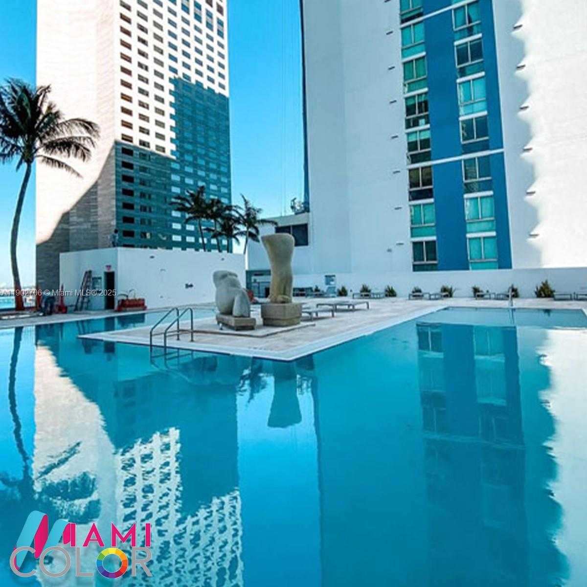 Small Image of 335 Biscayne Blvd, Miami, FL 33132, USA Number 4