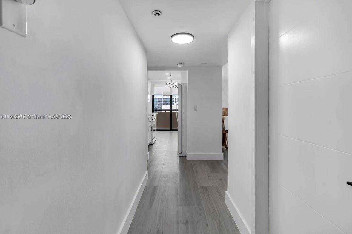 Small Image of 2555 COLLINS AVE #2200, Miami Beach Number 12