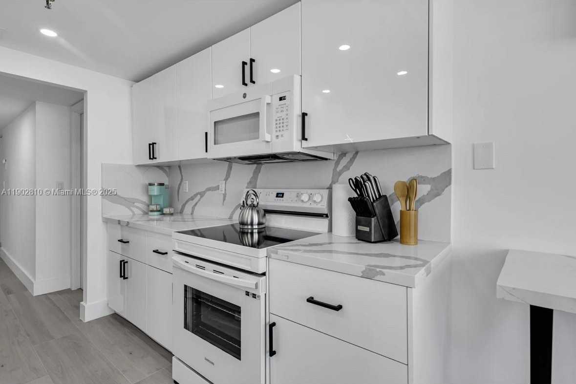 Small Image of 2555 COLLINS AVE #2200, Miami Beach Number 22