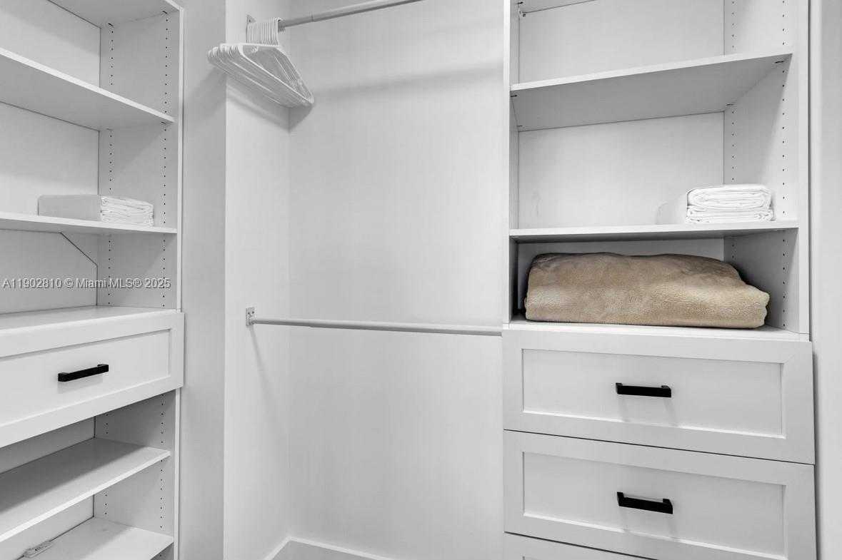 Small Image of 2555 COLLINS AVE #2200, Miami Beach Number 30