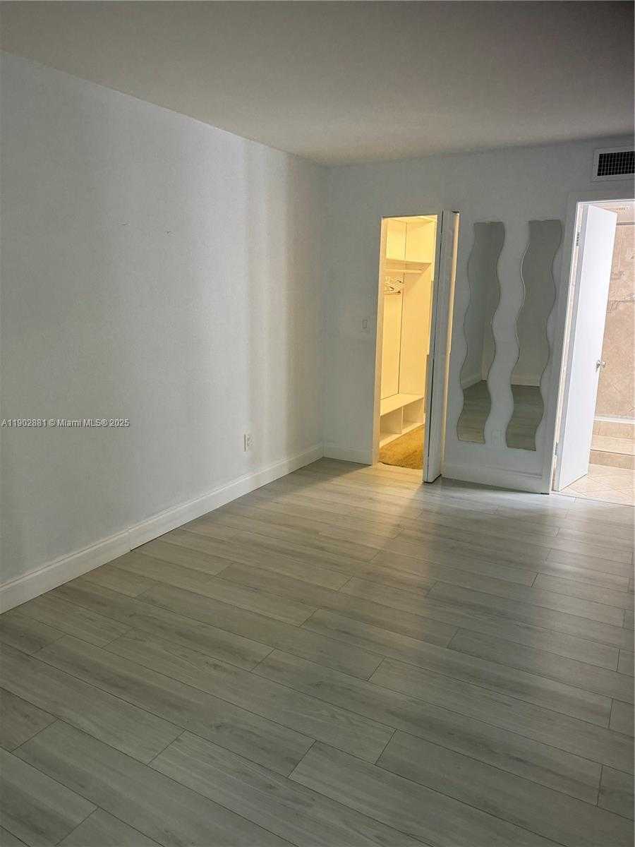 Small Image of 14311 NORTH KENDALL DR #206A, Miami Number 6