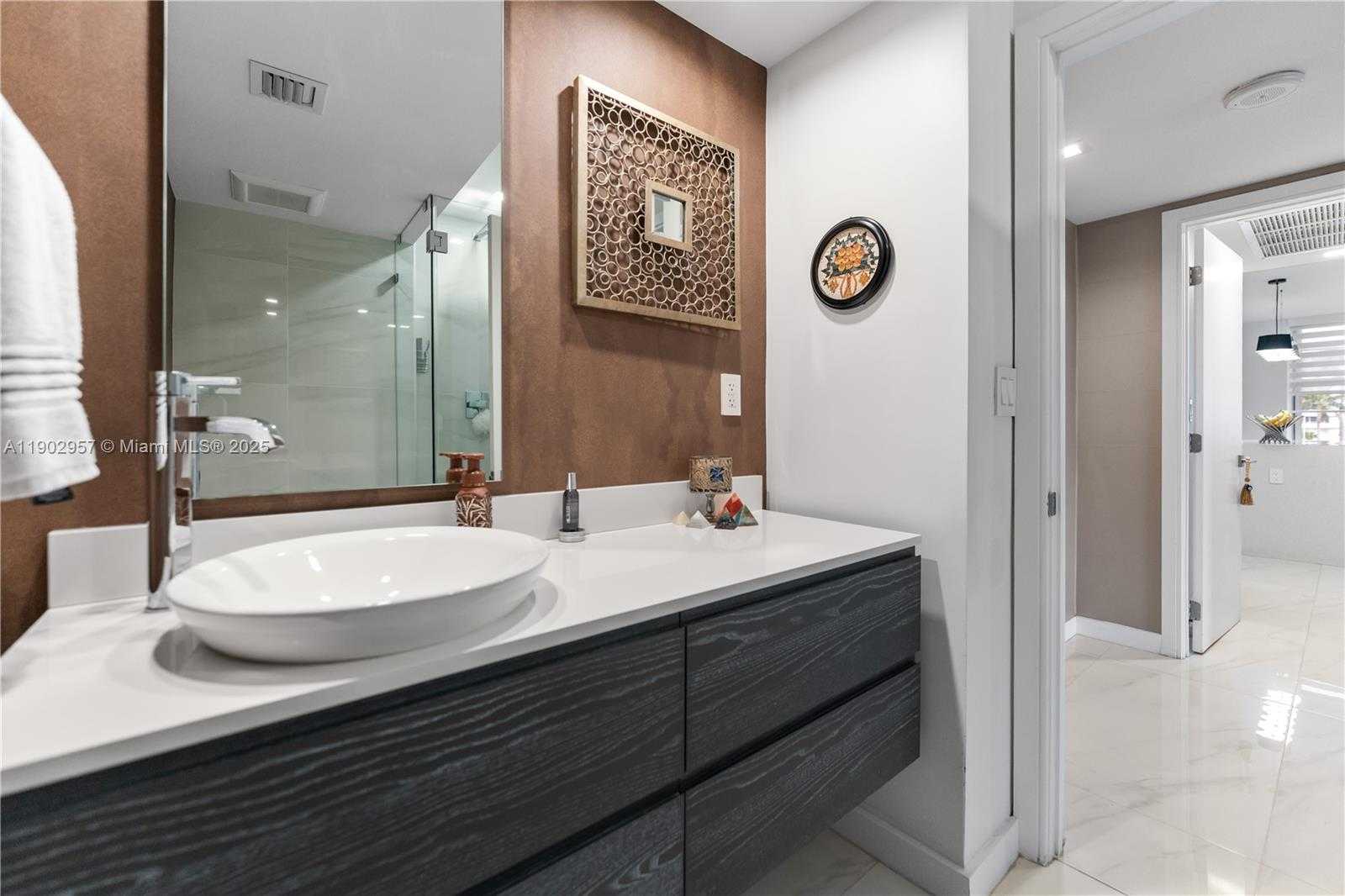 Small Image of 5660 COLLINS AVE #2A, Miami Beach Number 12