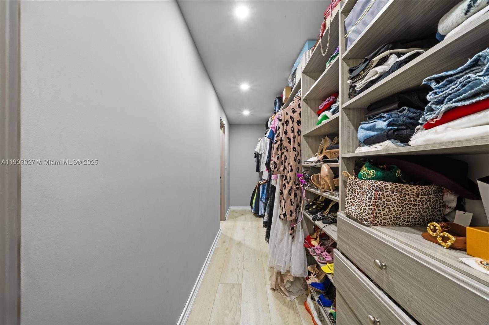 Small Image of 1001 THREE ISLANDS BLVD #29, Hallandale Beach Number 17