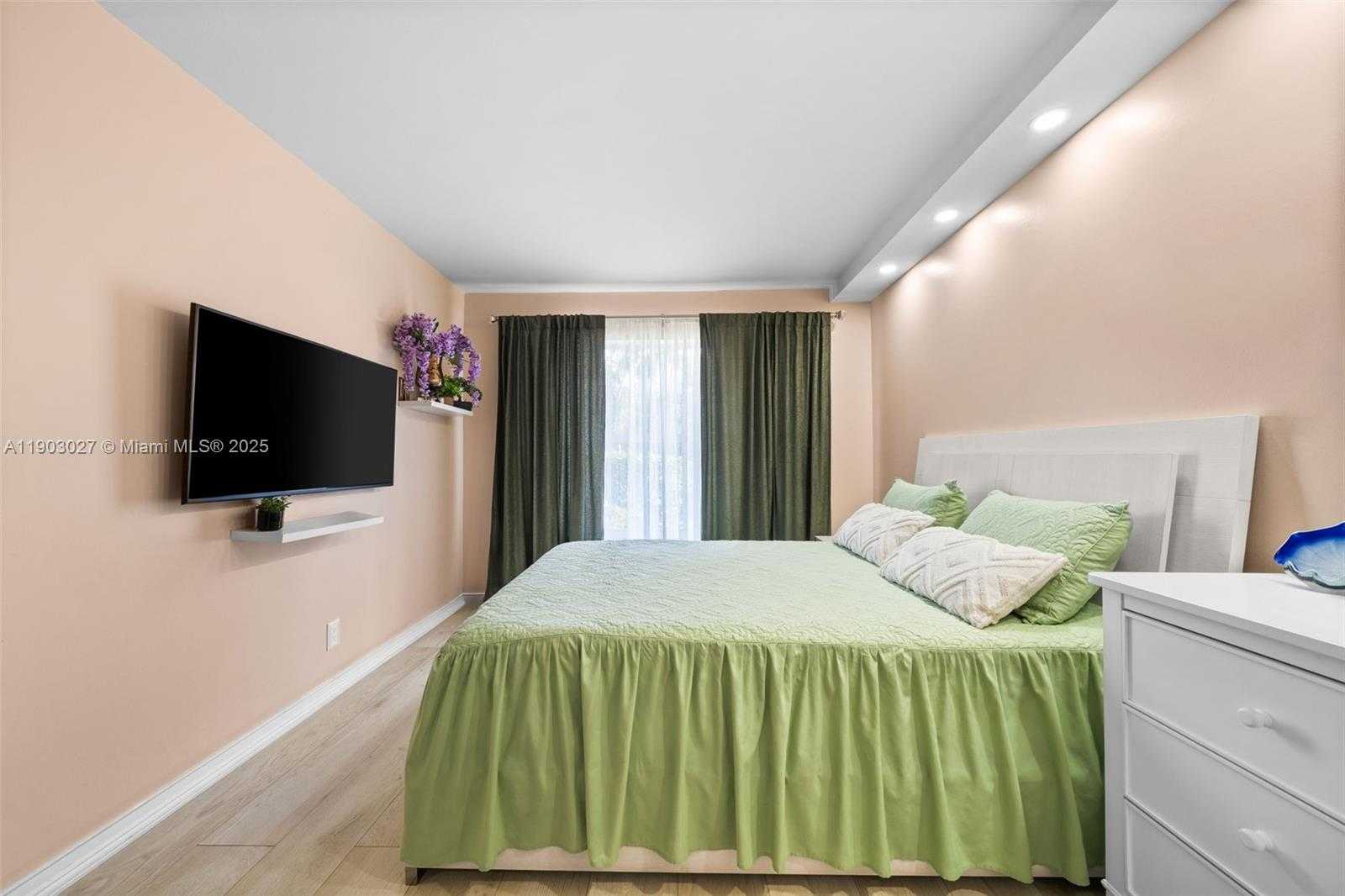 Small Image of 1001 THREE ISLANDS BLVD #29, Hallandale Beach Number 4