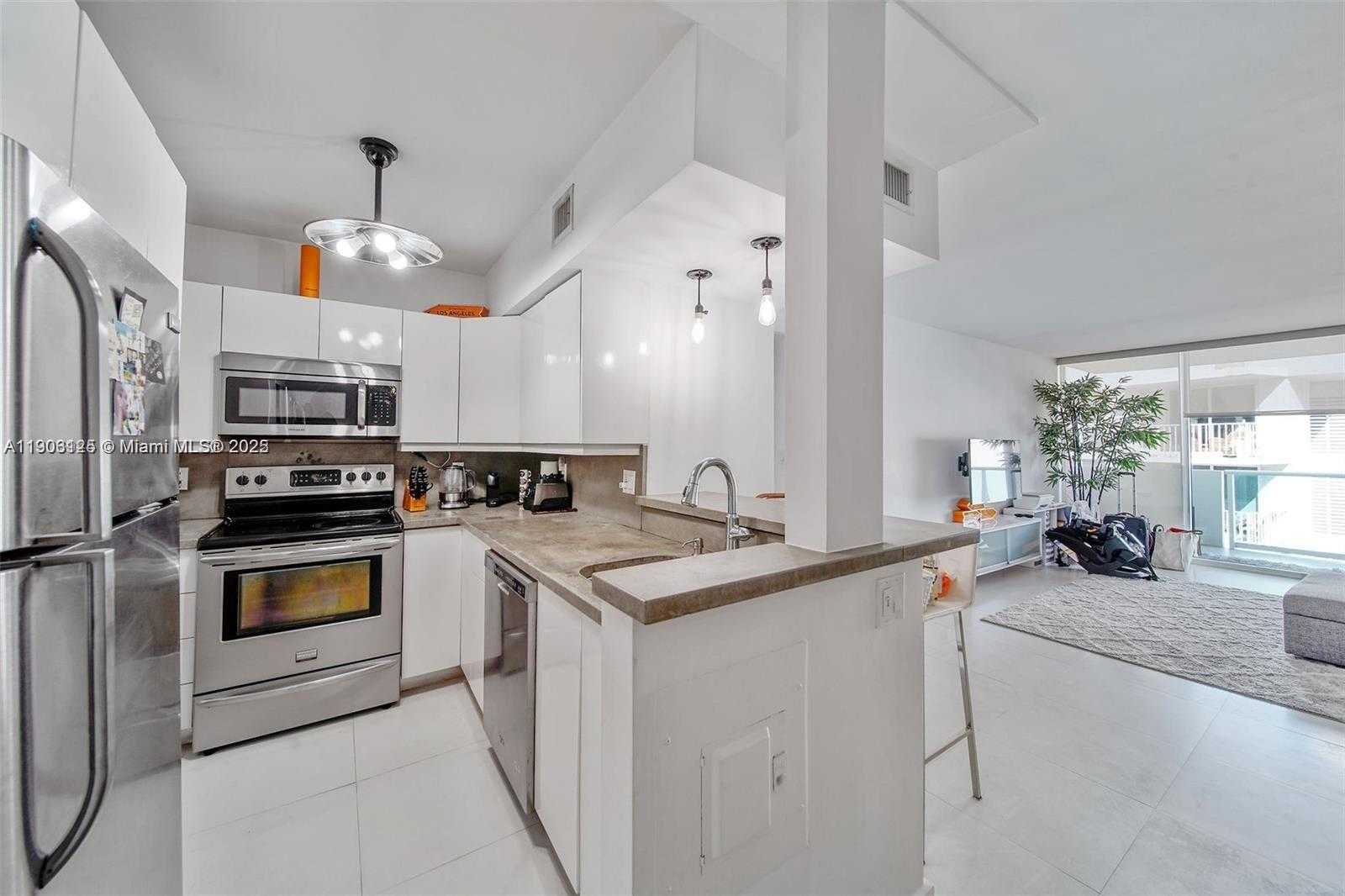 Small Image of 1200 WEST AVE #1520, Miami Beach Number 2