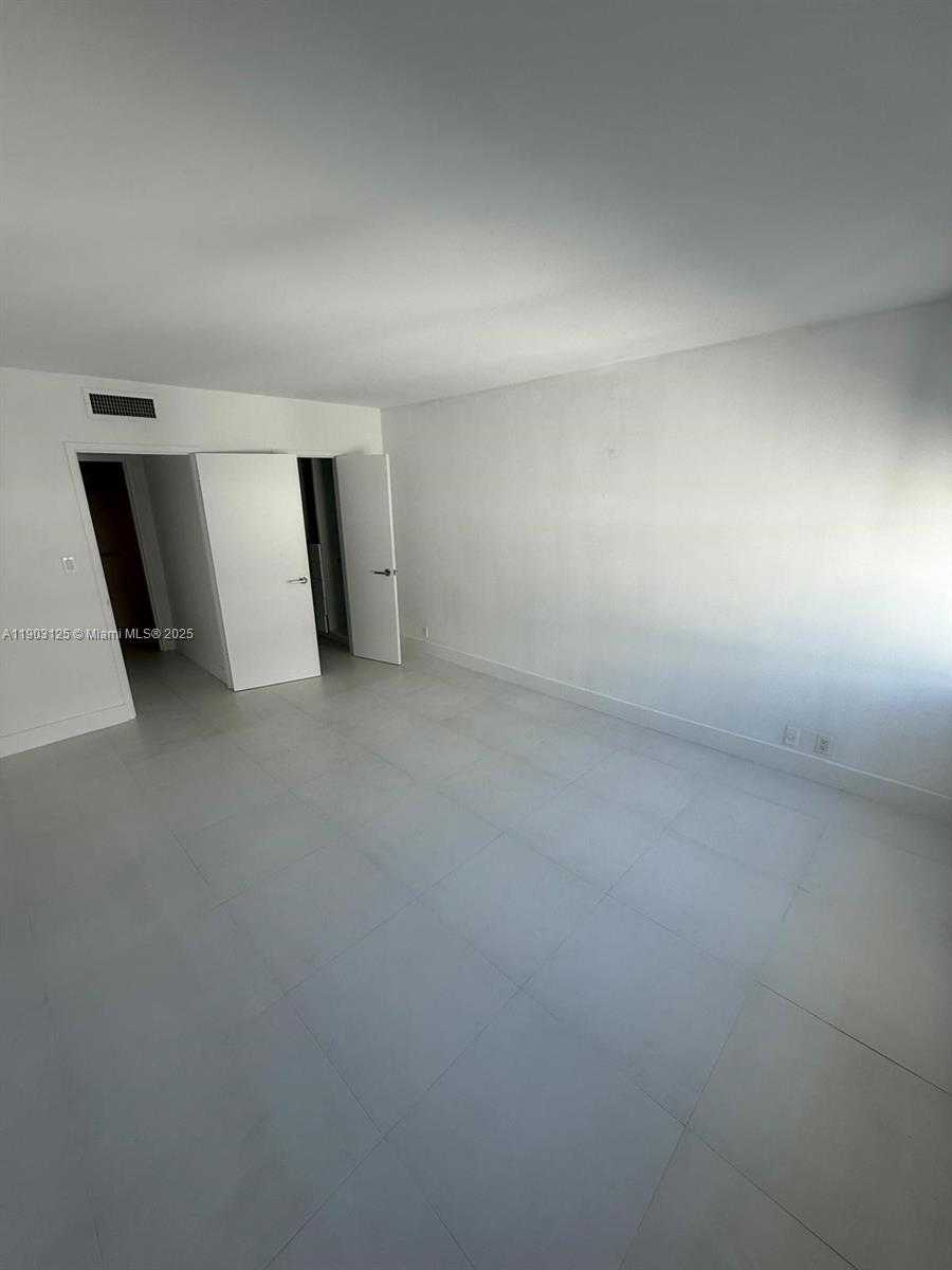 Small Image of 1200 WEST AVE #1520, Miami Beach Number 3
