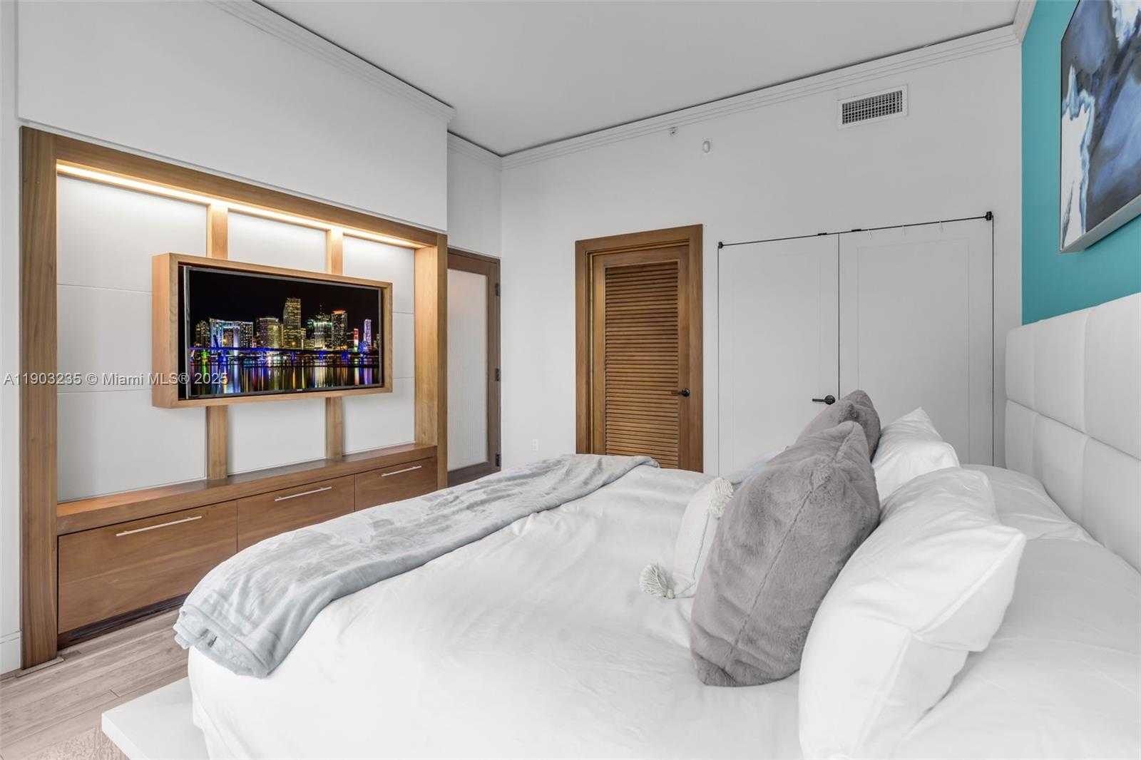 Small Image of 6801 COLLINS AVE #Door #214 Legal Door #209, Miami Beach Number 11