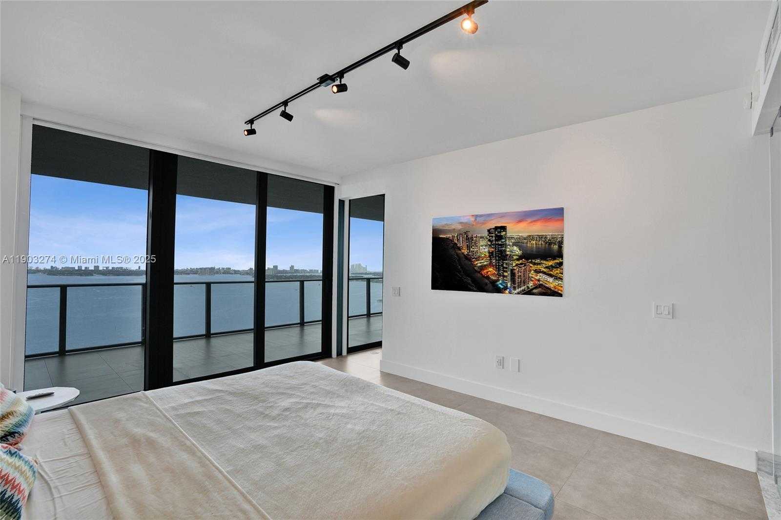 Imagen de Pequeño Objeto