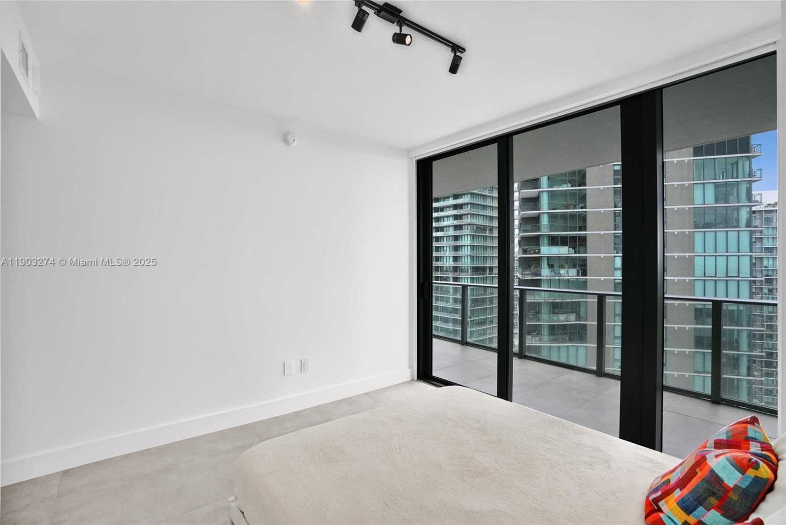 Imagen de Pequeño Objeto