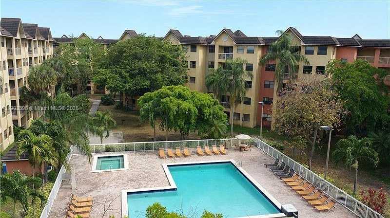 Small Image of 8323 LAKE DR #402, Doral Number 10