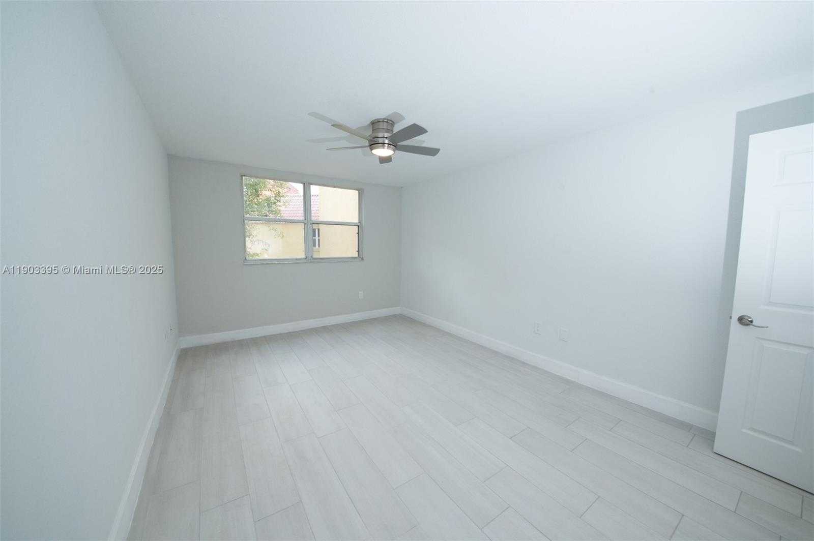 Small Image of 8323 LAKE DR #402, Doral Number 4