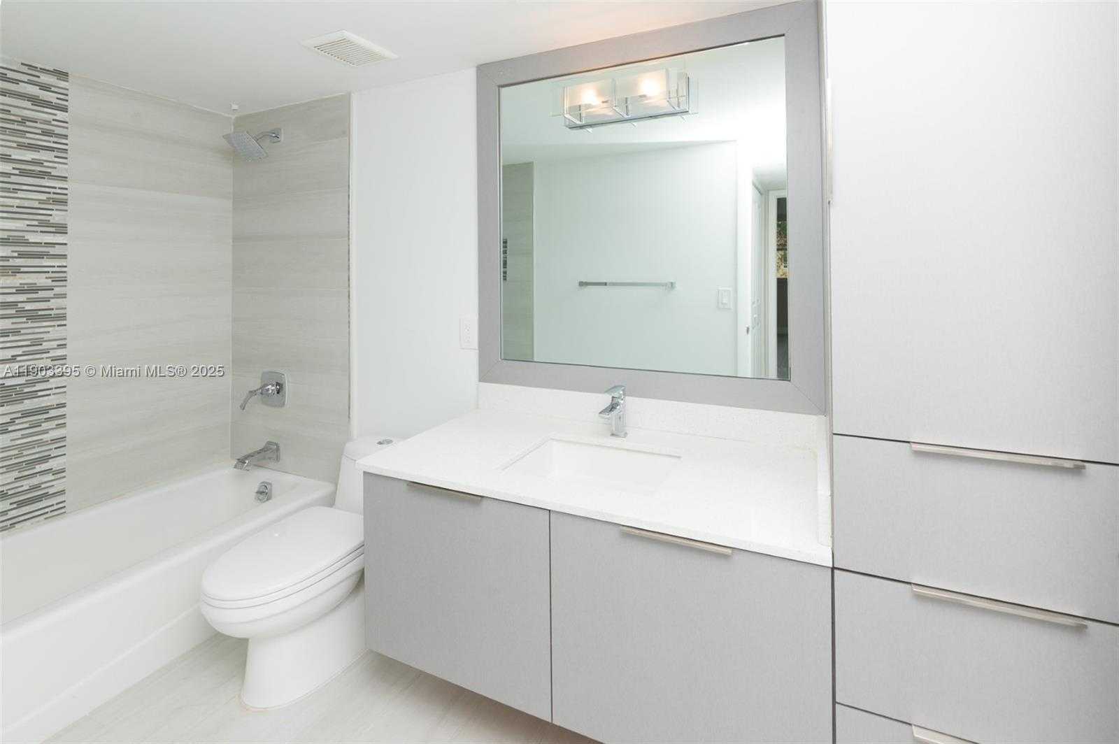 Small Image of 8323 LAKE DR #402, Doral Number 5