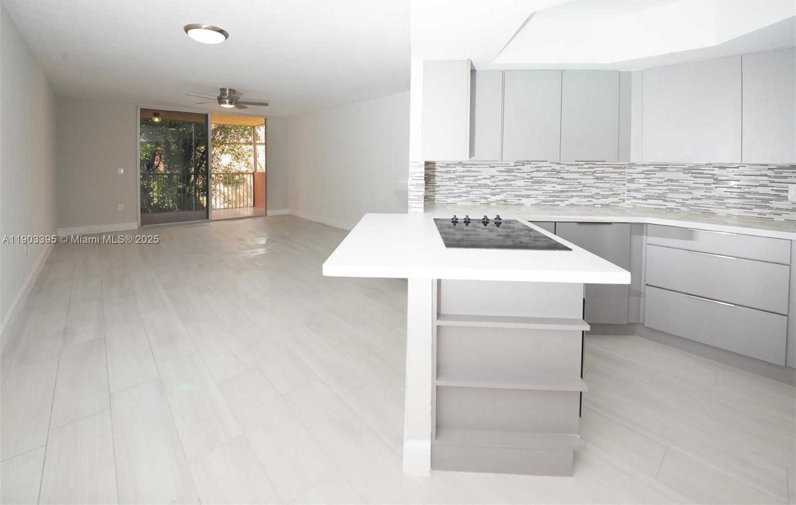 Small Image of 8323 LAKE DR #402, Doral Number 6