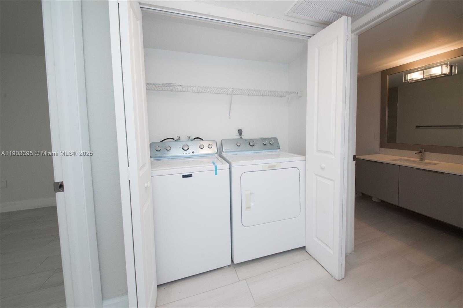 Small Image of 8323 LAKE DR #402, Doral Number 7