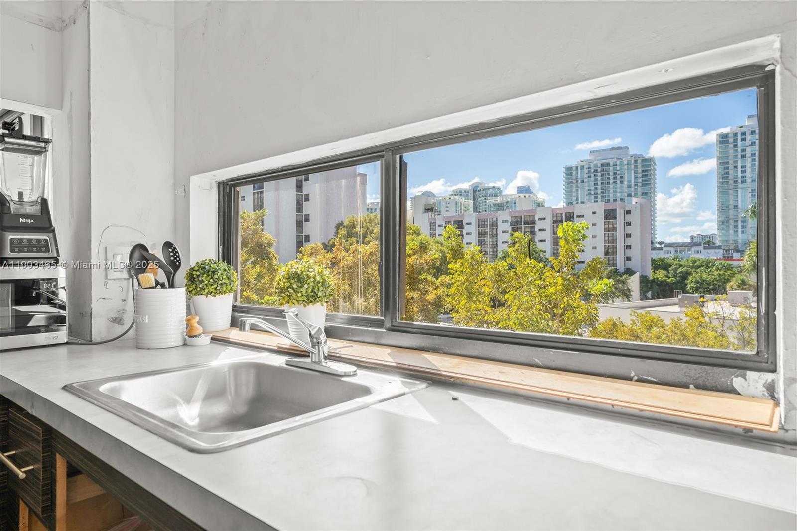 Small Image of 17021 NORTH BAY RD #516, Sunny Isles Beach Number 3