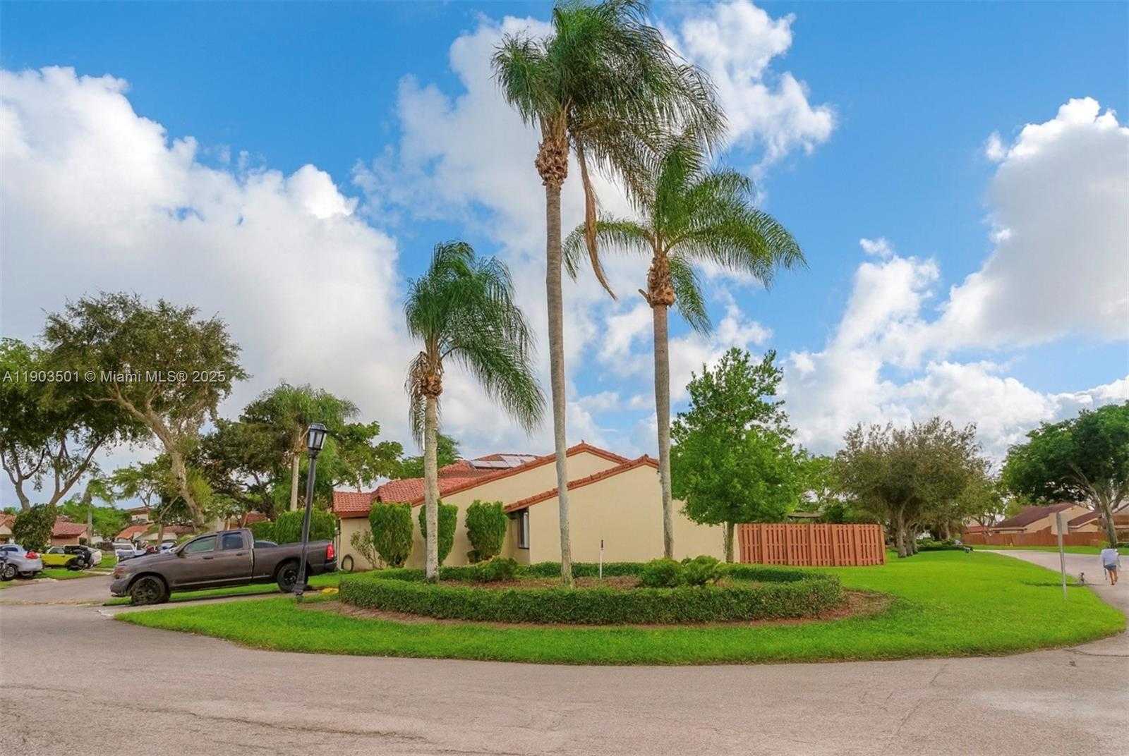Small Image of 17450 NORTH WEST 66TH CT, Hialeah Number 2