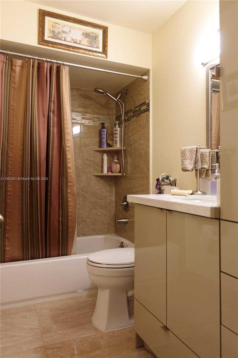 Small Image of 17450 NORTH WEST 66TH CT, Hialeah Number 27