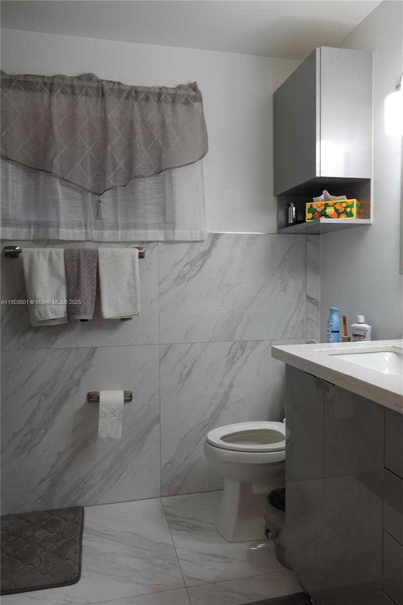 Small Image of 17450 NORTH WEST 66TH CT, Hialeah Number 34