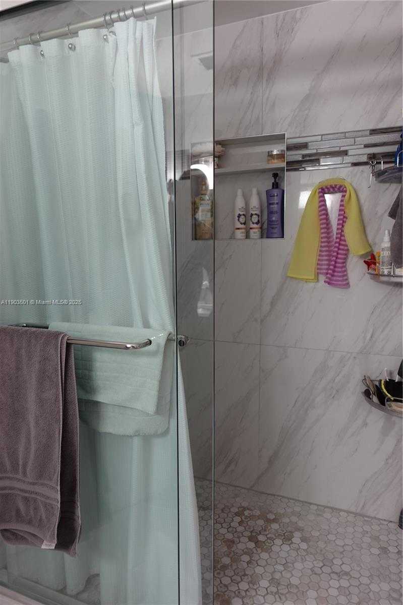 Small Image of 17450 NORTH WEST 66TH CT, Hialeah Number 36