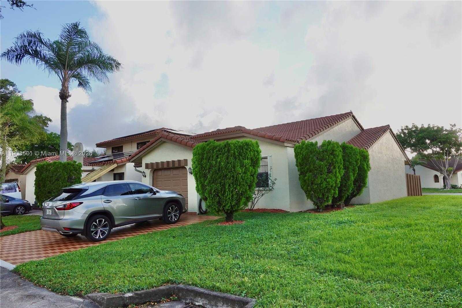 Small Image of 17450 NORTH WEST 66TH CT, Hialeah Number 4