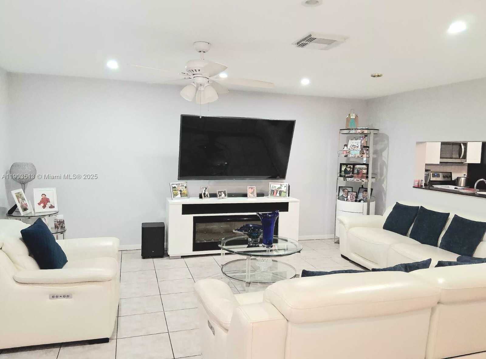 Small Image of 10830 NORTH WEST 8TH ST, Pembroke Pines Number 9
