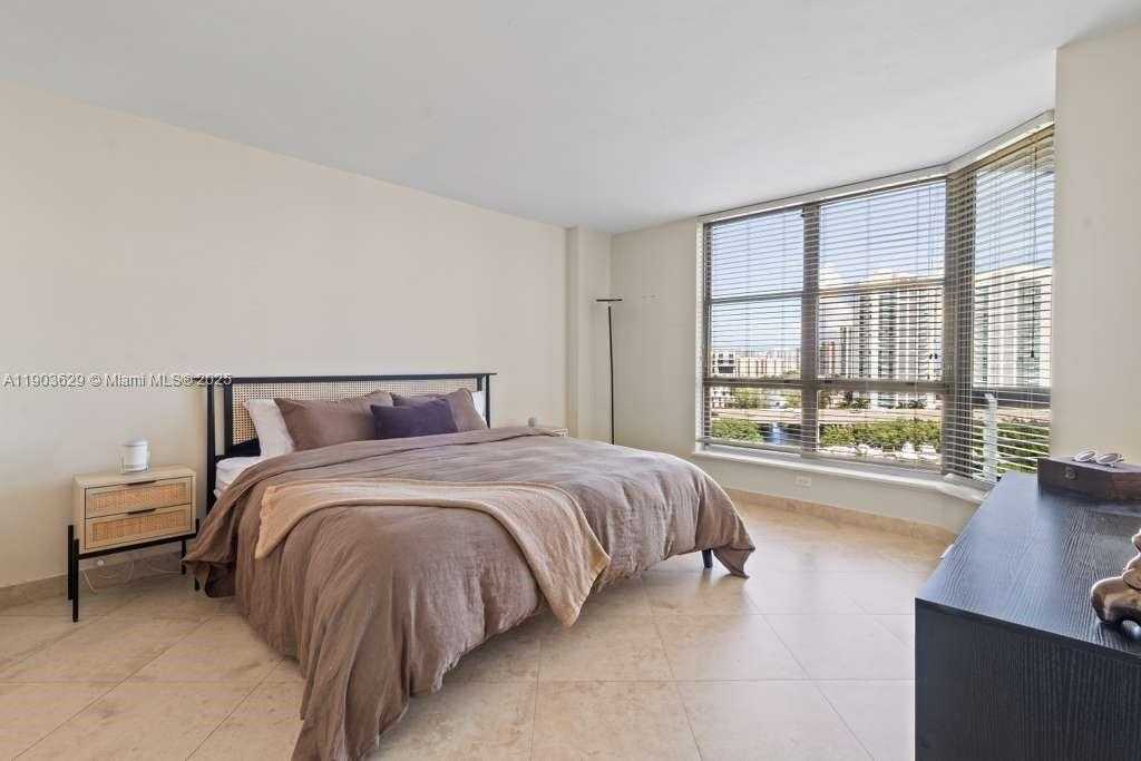 Small Image of 3600 MYSTIC POINTE DR #1209, Aventura Number 5