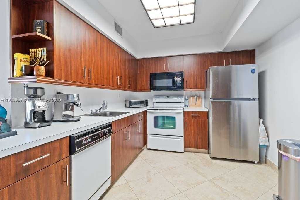 Small Image of 3600 MYSTIC POINTE DR #1209, Aventura Number 9