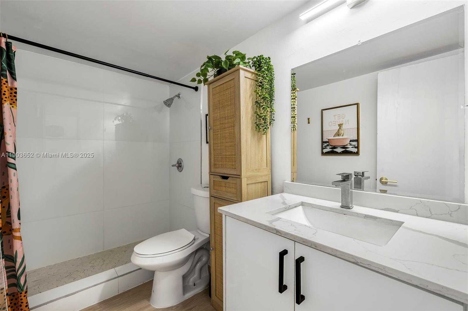 Small Image of 345 OCEAN DR #718, Miami Beach Number 13