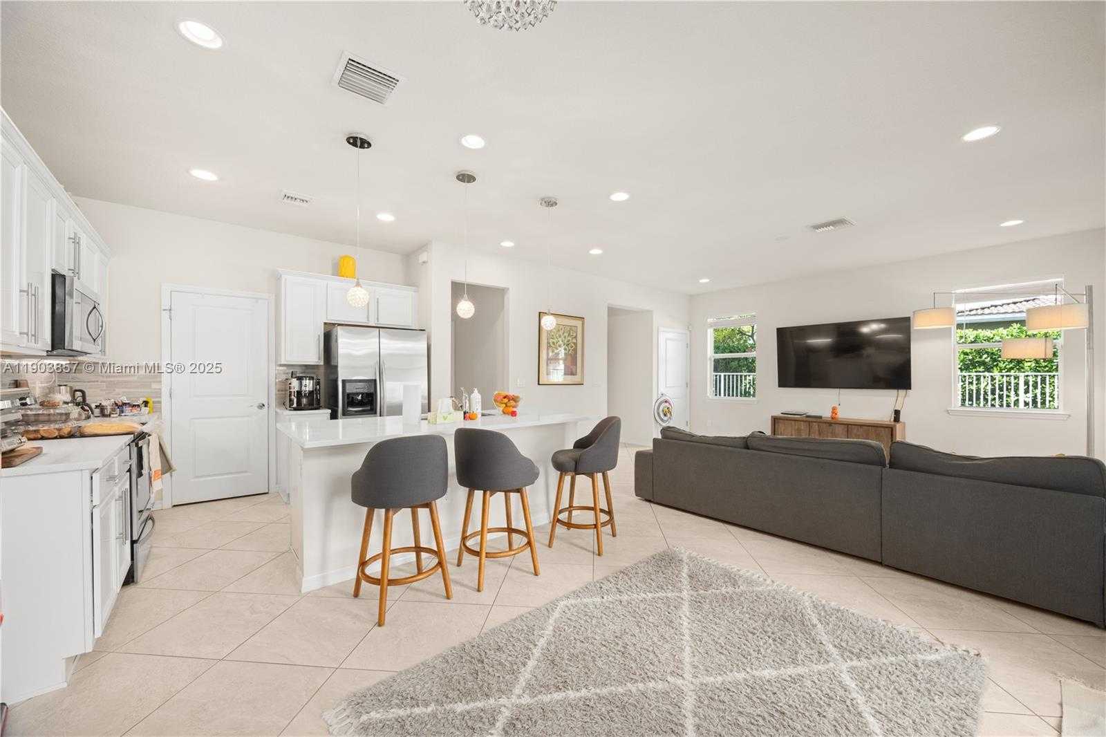 Small Image of 4103 BLACK OLIVE LN, Hollywood Number 2