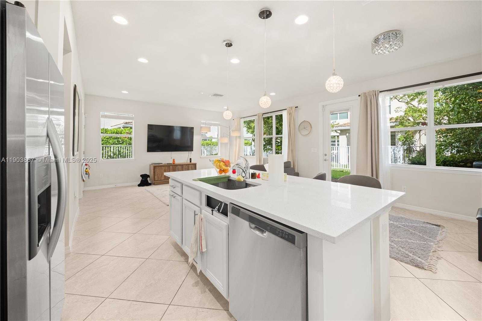 Small Image of 4103 BLACK OLIVE LN, Hollywood Number 3