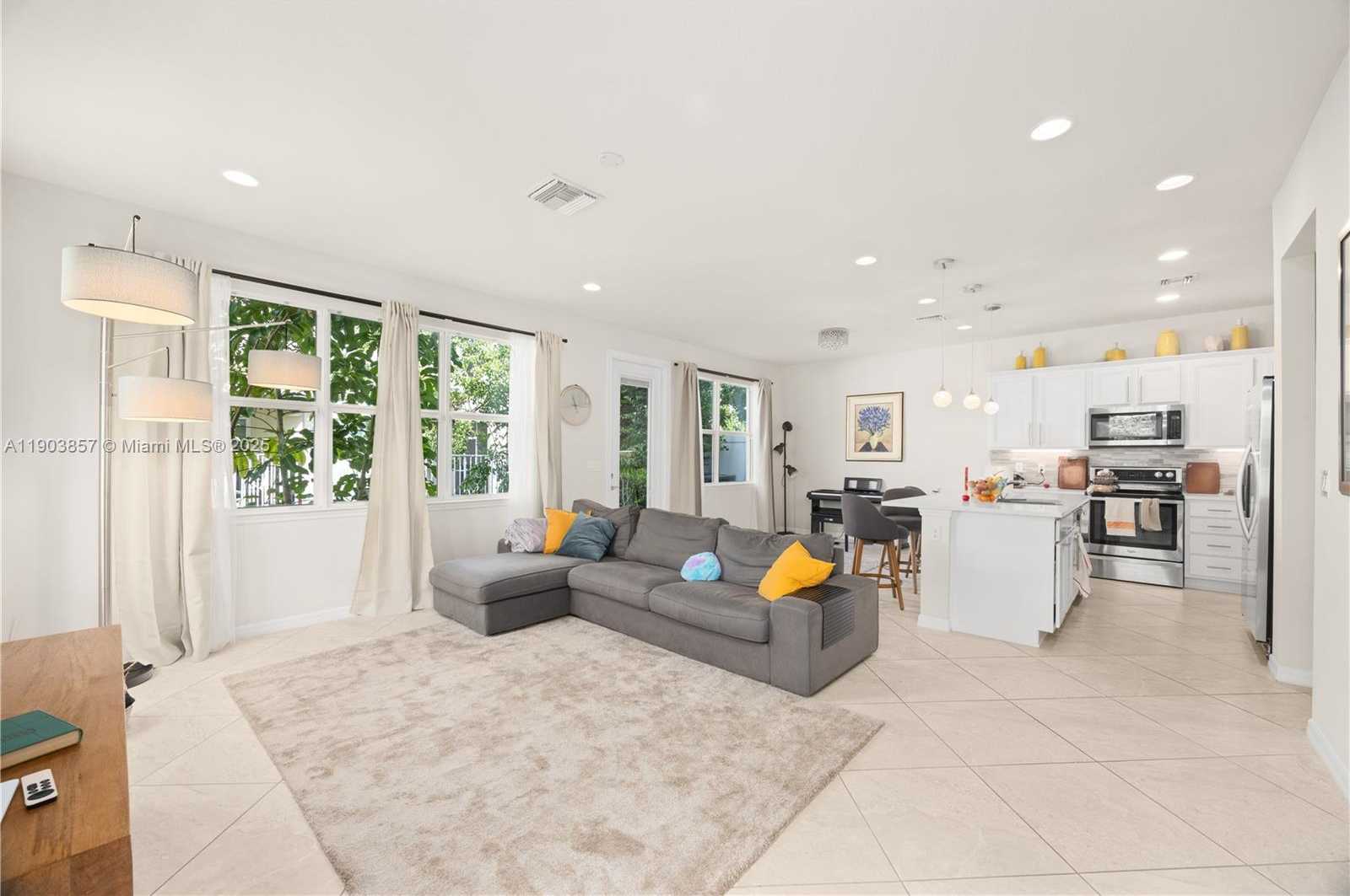 Small Image of 4103 BLACK OLIVE LN, Hollywood Number 5