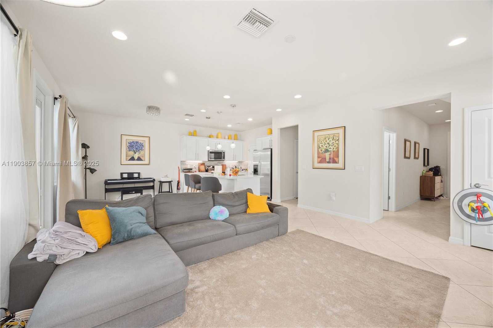 Small Image of 4103 BLACK OLIVE LN, Hollywood Number 6