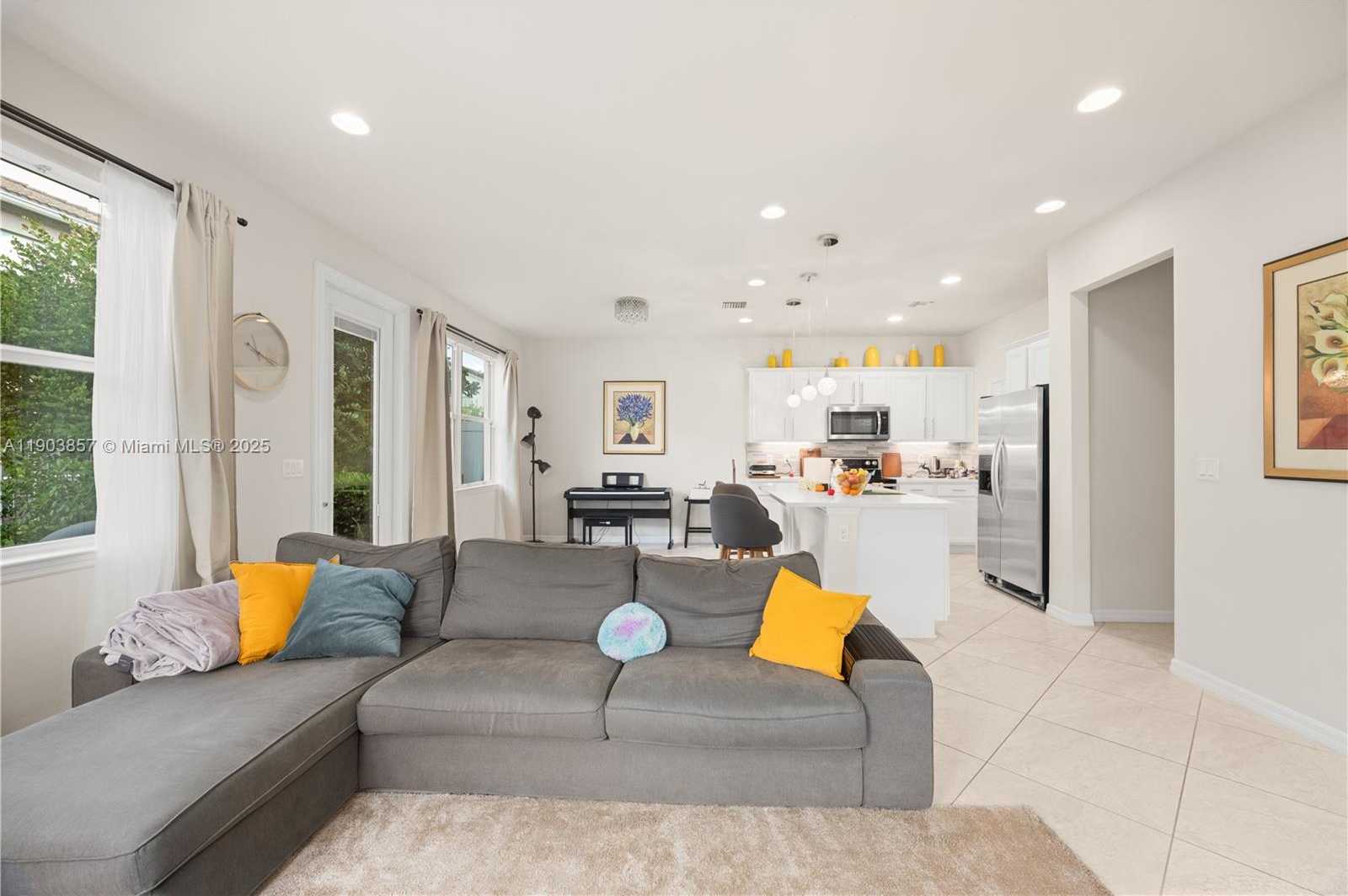 Small Image of 4103 BLACK OLIVE LN, Hollywood Number 7