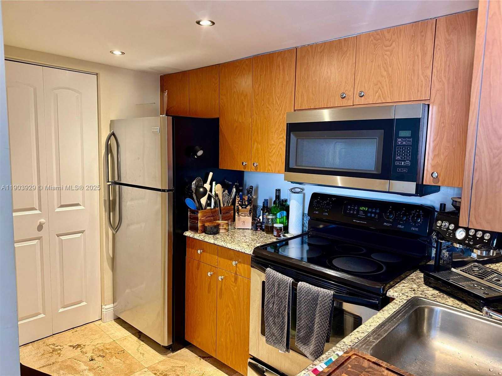 Small Image of 770 CLAUGHTON ISLAND DR #PH-21, Miami Number 8