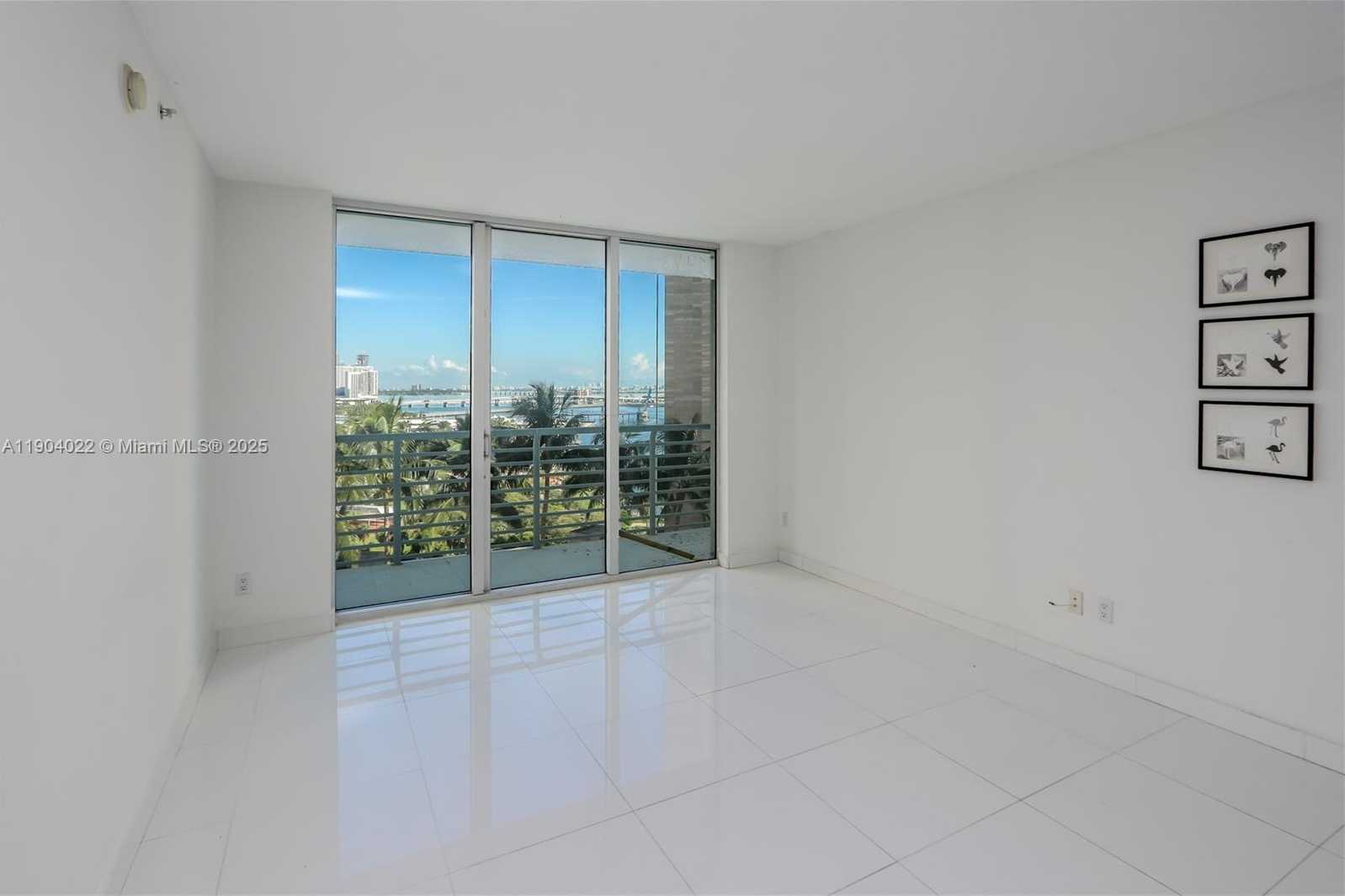 Small Image of 325 SOUTH BISCAYNE BLVD #1722, Miami Number 3
