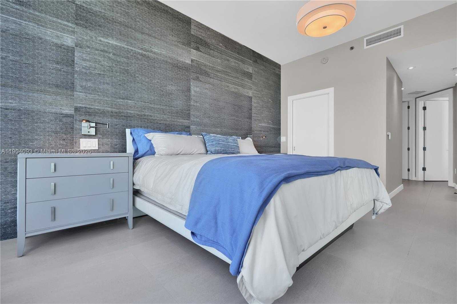 Small Image of 100 SOUTH POINTE DR #909, Miami Beach Number 16