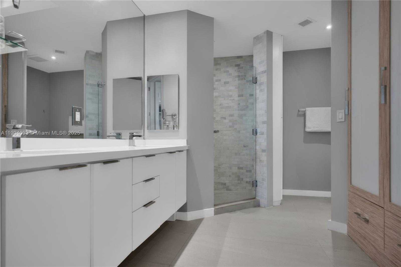 Small Image of 100 SOUTH POINTE DR #909, Miami Beach Number 19