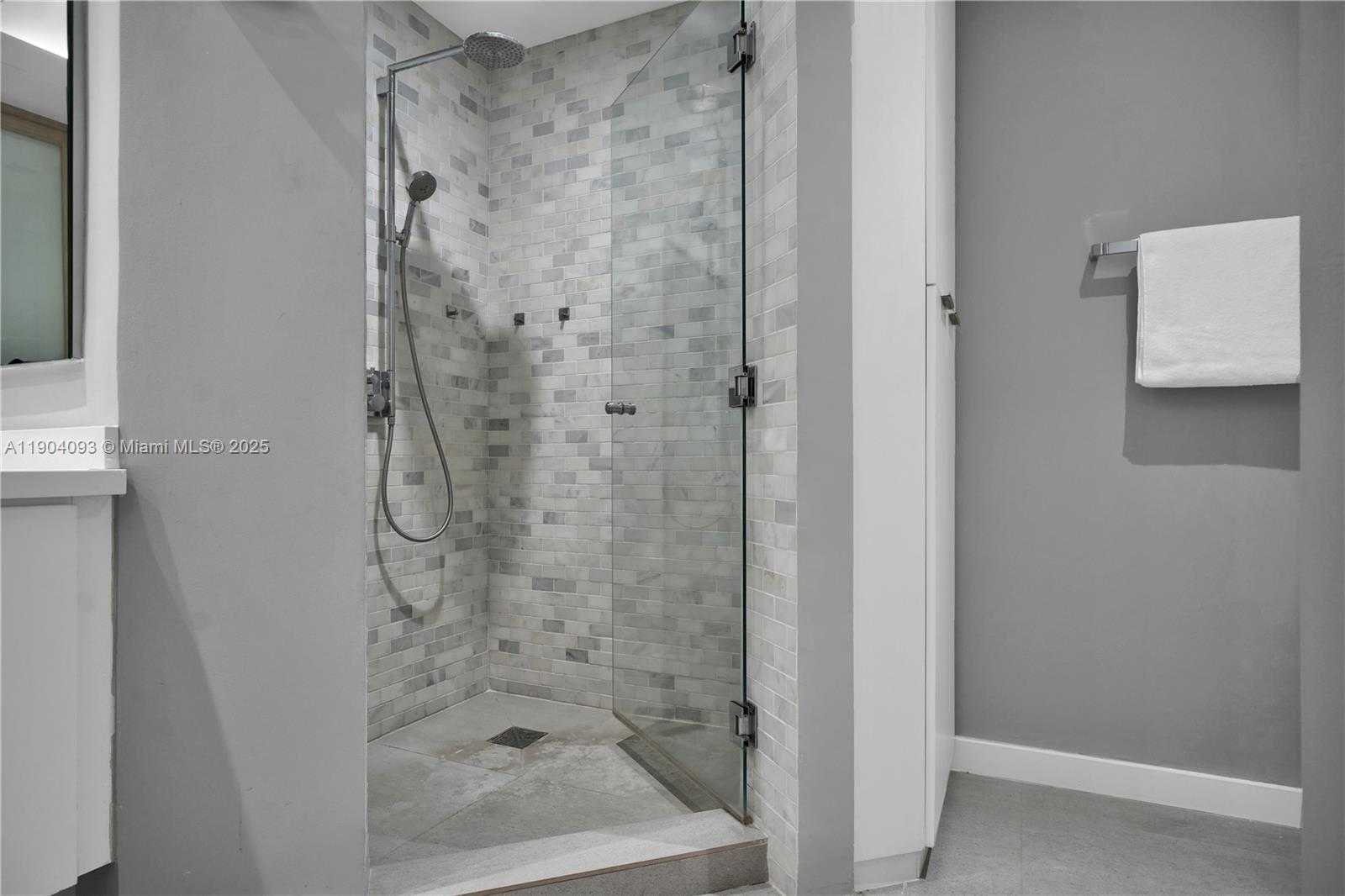 Small Image of 100 SOUTH POINTE DR #909, Miami Beach Number 20