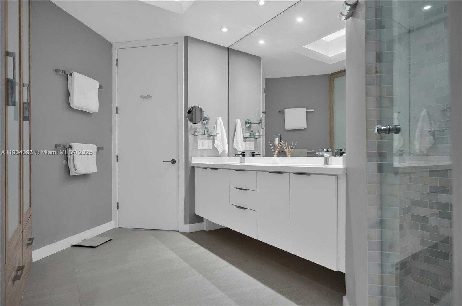 Small Image of 100 SOUTH POINTE DR #909, Miami Beach Number 21