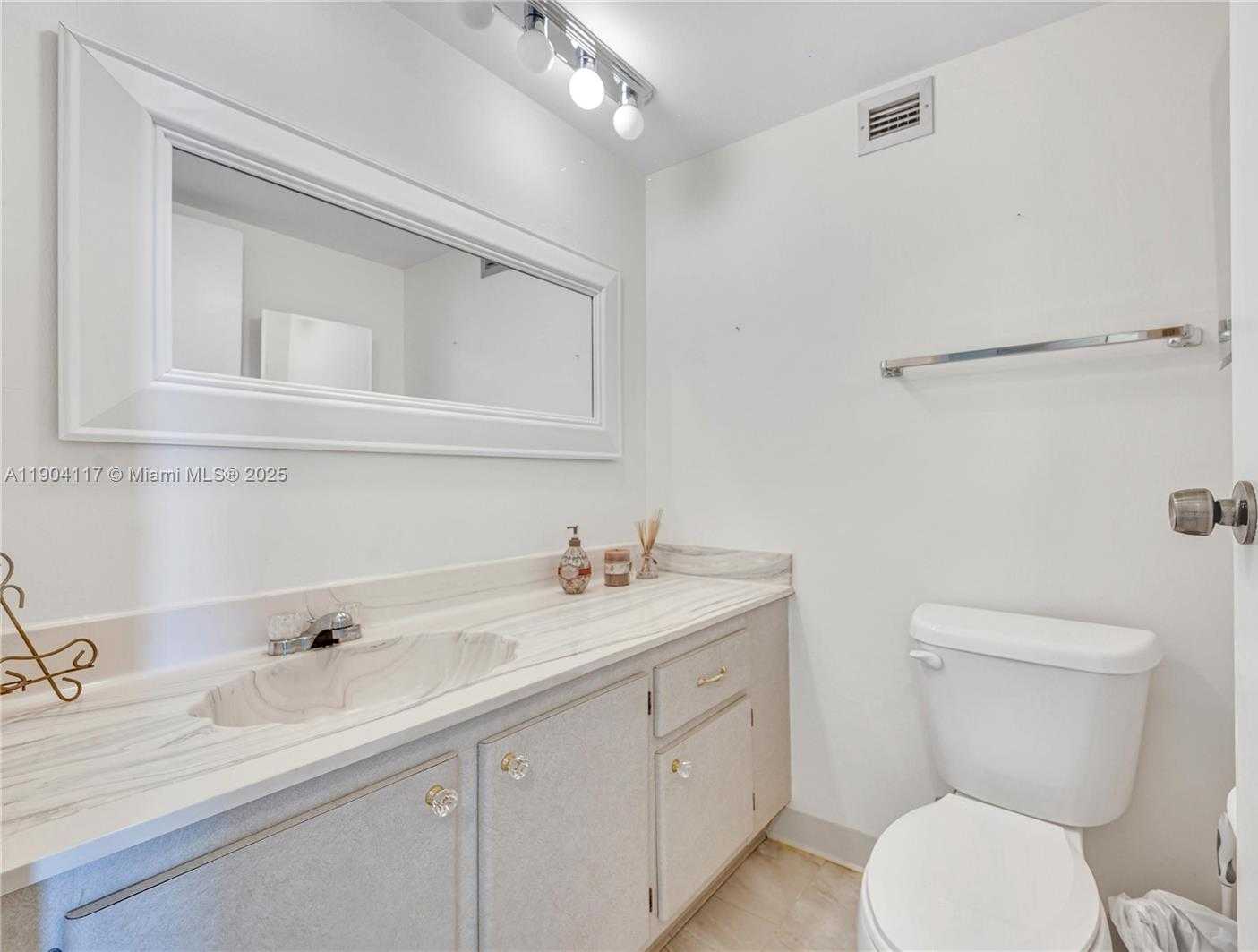 Small Image of 4101 PINE TREE DR #707, Miami Beach Number 10
