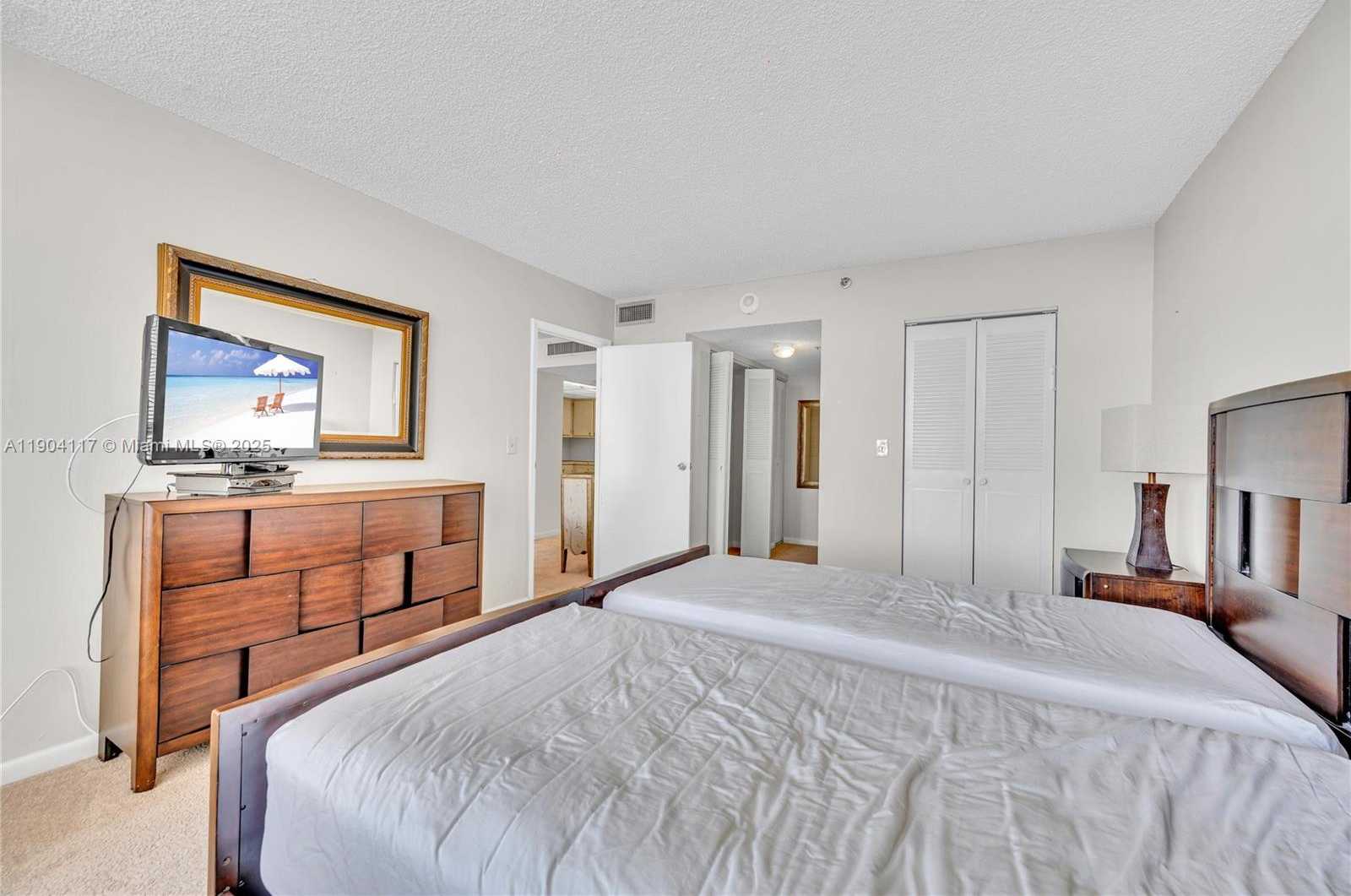 Small Image of 4101 PINE TREE DR #707, Miami Beach Number 14
